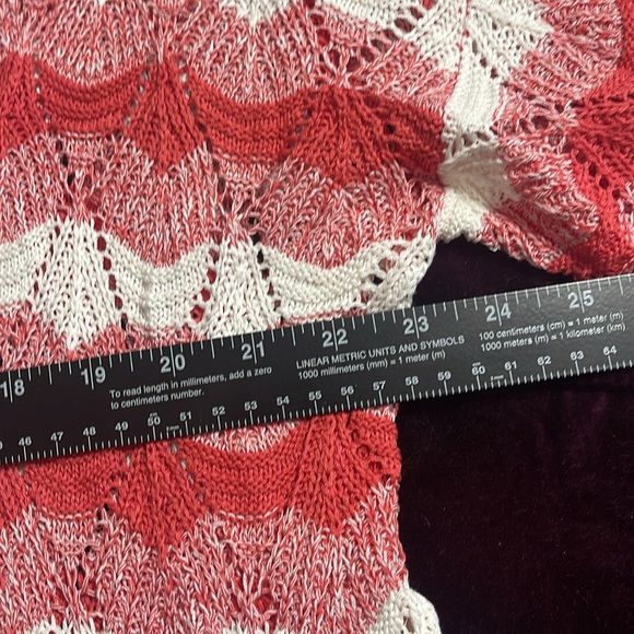Easel V neck sweater lightweight muted red/white bell sleeve. sz Small - Picture 3 of 8